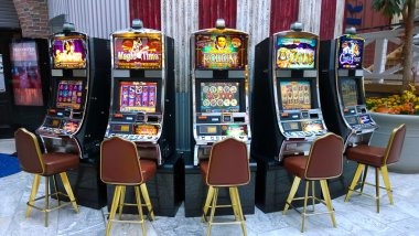 Mega Moolah slot game on ini 188 showing five reels, paylines and progressive jackpot display